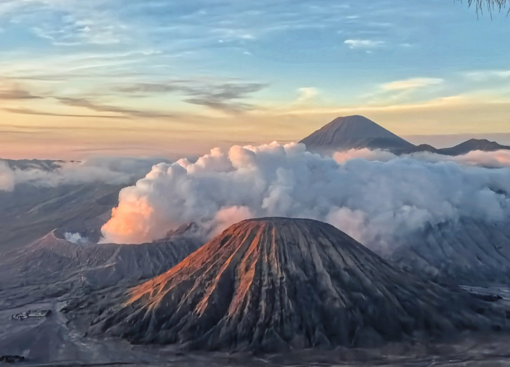 Gunung Slamet Berstatus Waspada, Suhu Kawah Melonjak ke 460 Derajat Celsius dan Radius Aman Diperluas - InfoTerkiniJakarta.com