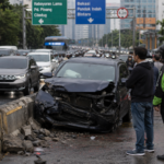 Mobil Hantam Separator Jalan di Kebayoran Lama, Arus Lalu Lintas Sempat Tersendat