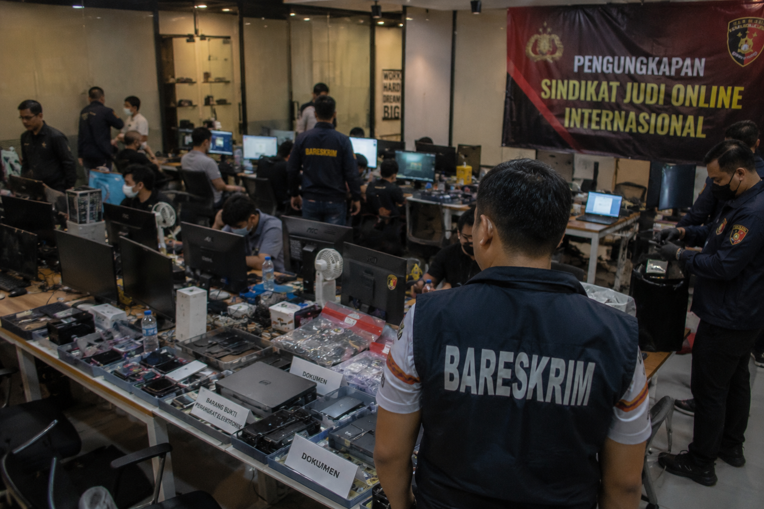 Markas Sindikat Judi Online Hayam Wuruk Berkedok Kantor IT, Beroperasi Dua Bulan Sebelum Digerebek