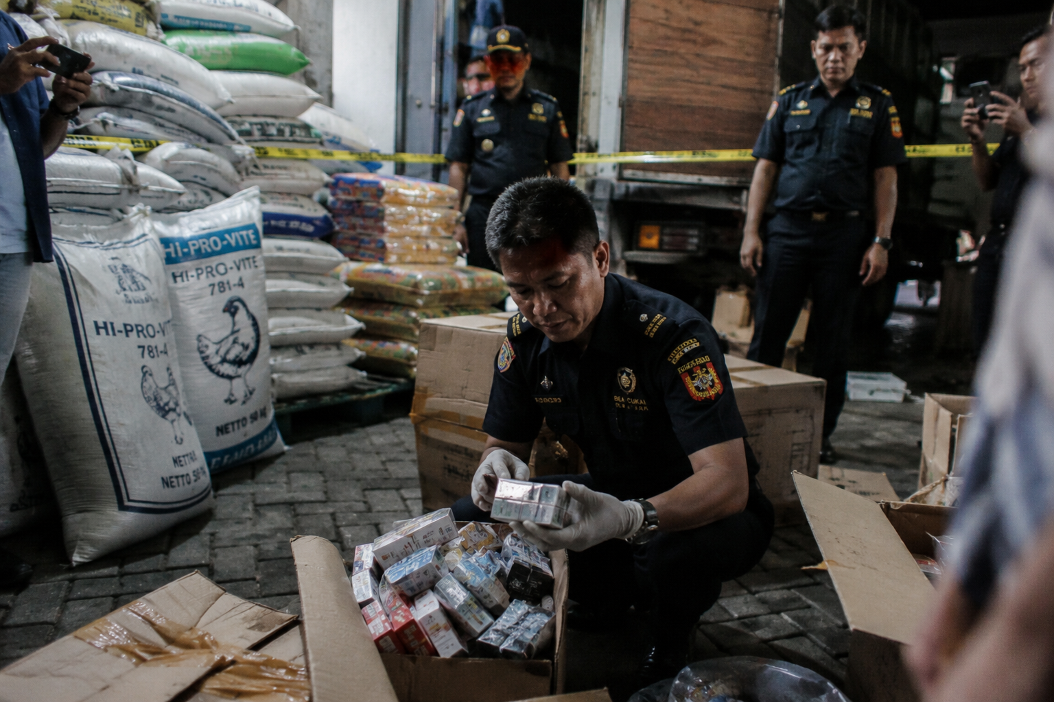 Bea Cukai Bongkar Modus Rokok Ilegal Rp12,6 Miliar yang Disamarkan Sebagai Pakan Ternak