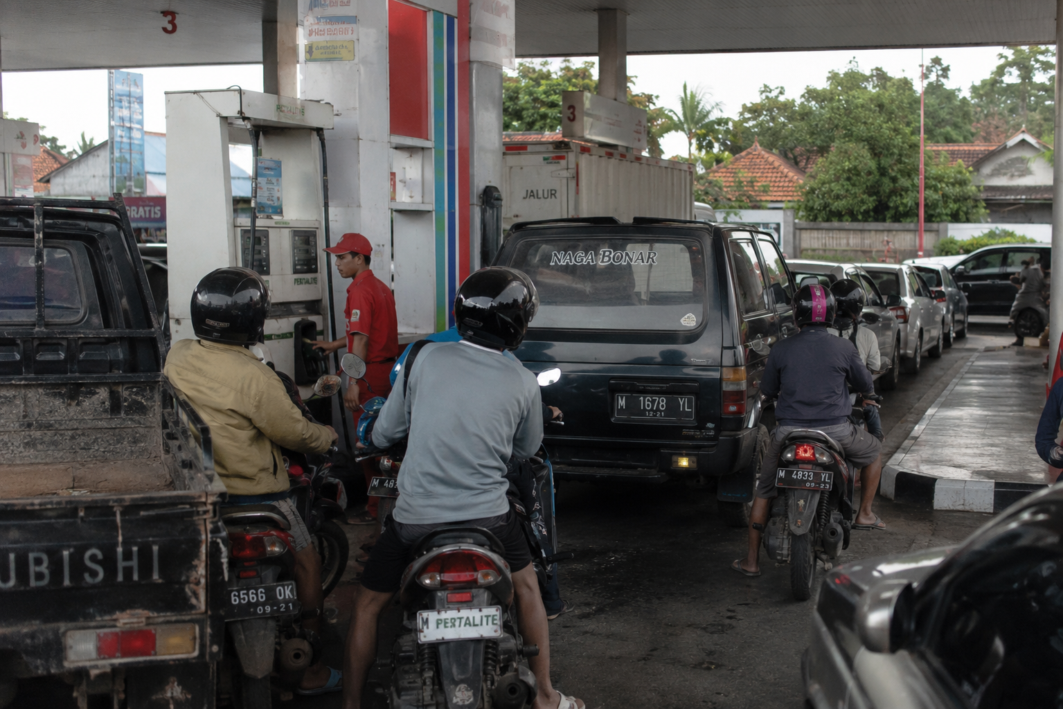 Antrean Pertalite Mengular di Pamekasan, Warga Khawatir Pasokan Menipis