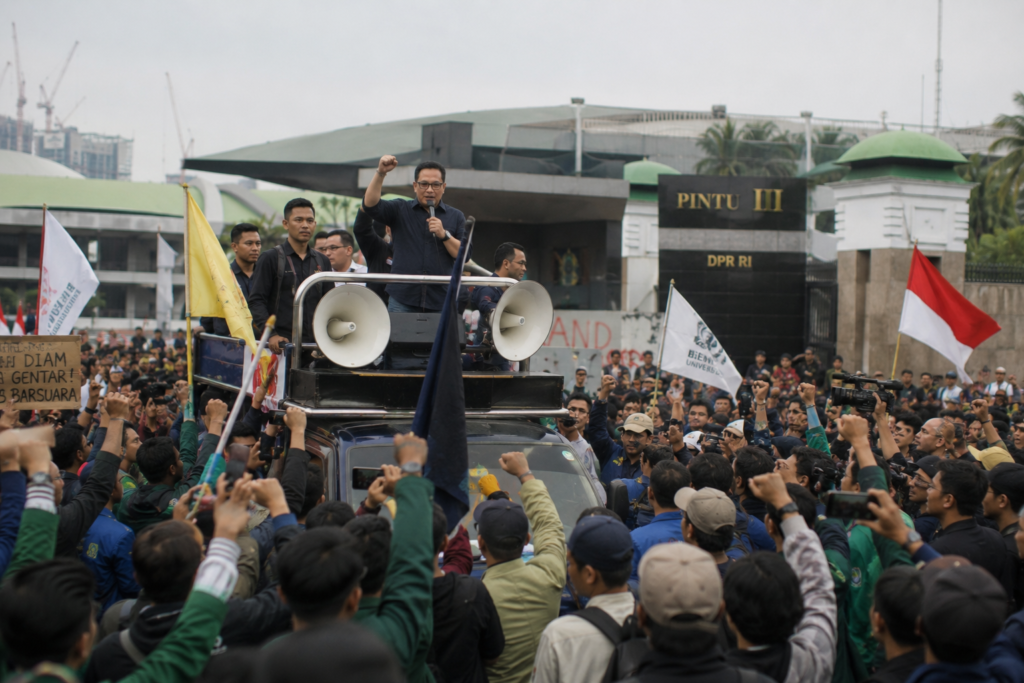 Dasco Serukan Dukungan untuk Mahasiswa dan Rakyat Saat Temui Massa Aksi di DPR