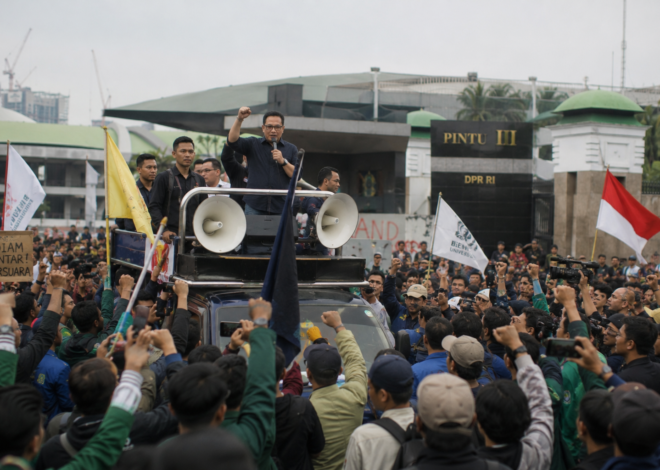 Dasco Serukan Dukungan untuk Mahasiswa dan Rakyat Saat Temui Massa Aksi di DPR