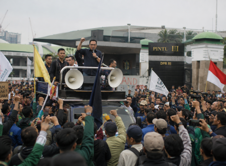 Dasco Serukan Dukungan untuk Mahasiswa dan Rakyat Saat Temui Massa Aksi di DPR