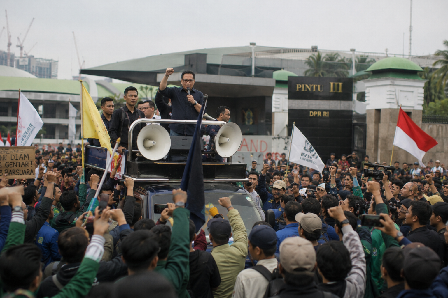 Dasco Serukan Dukungan untuk Mahasiswa dan Rakyat Saat Temui Massa Aksi di DPR