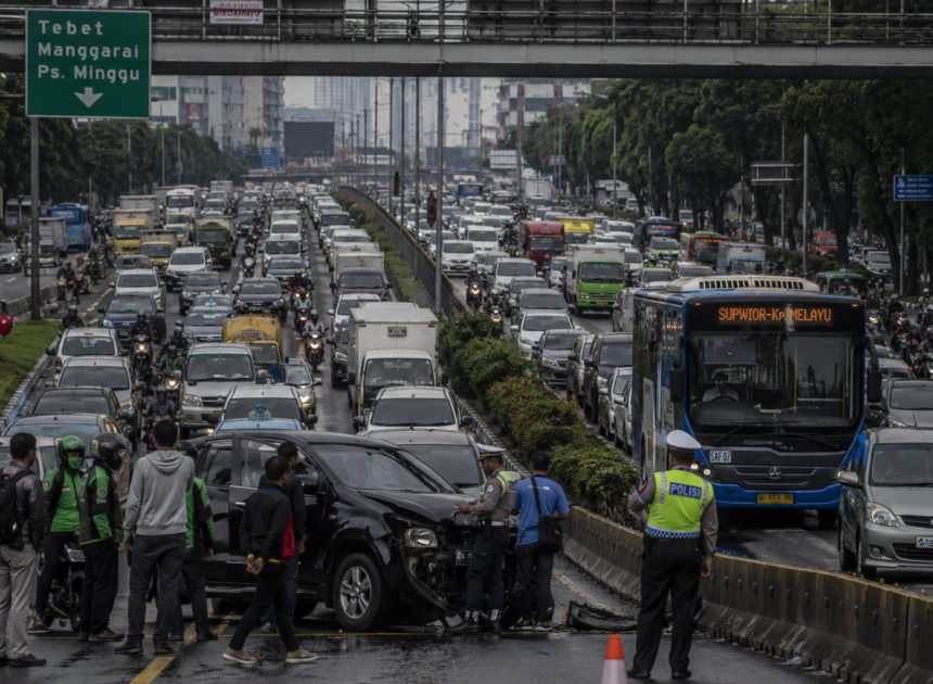 Kecelakaan di Cawang Bikin Arus MT Haryono Arah Pancoran Tersendat, Kemacetan Mengular Sejak Pagi