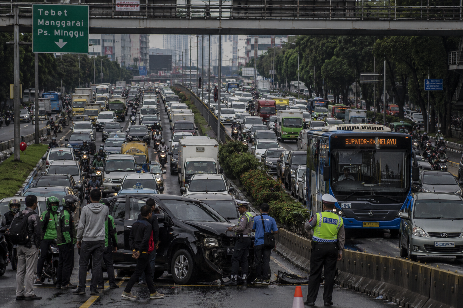 Kecelakaan di Cawang Bikin Arus MT Haryono Arah Pancoran Tersendat, Kemacetan Mengular Sejak Pagi