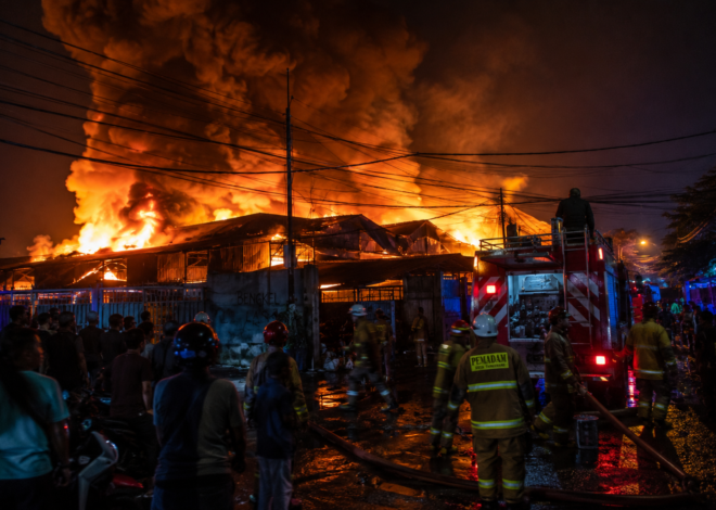 Kebakaran Hebat Landa Pabrik Karet di Tangerang, Api Berkobar Berjam-jam