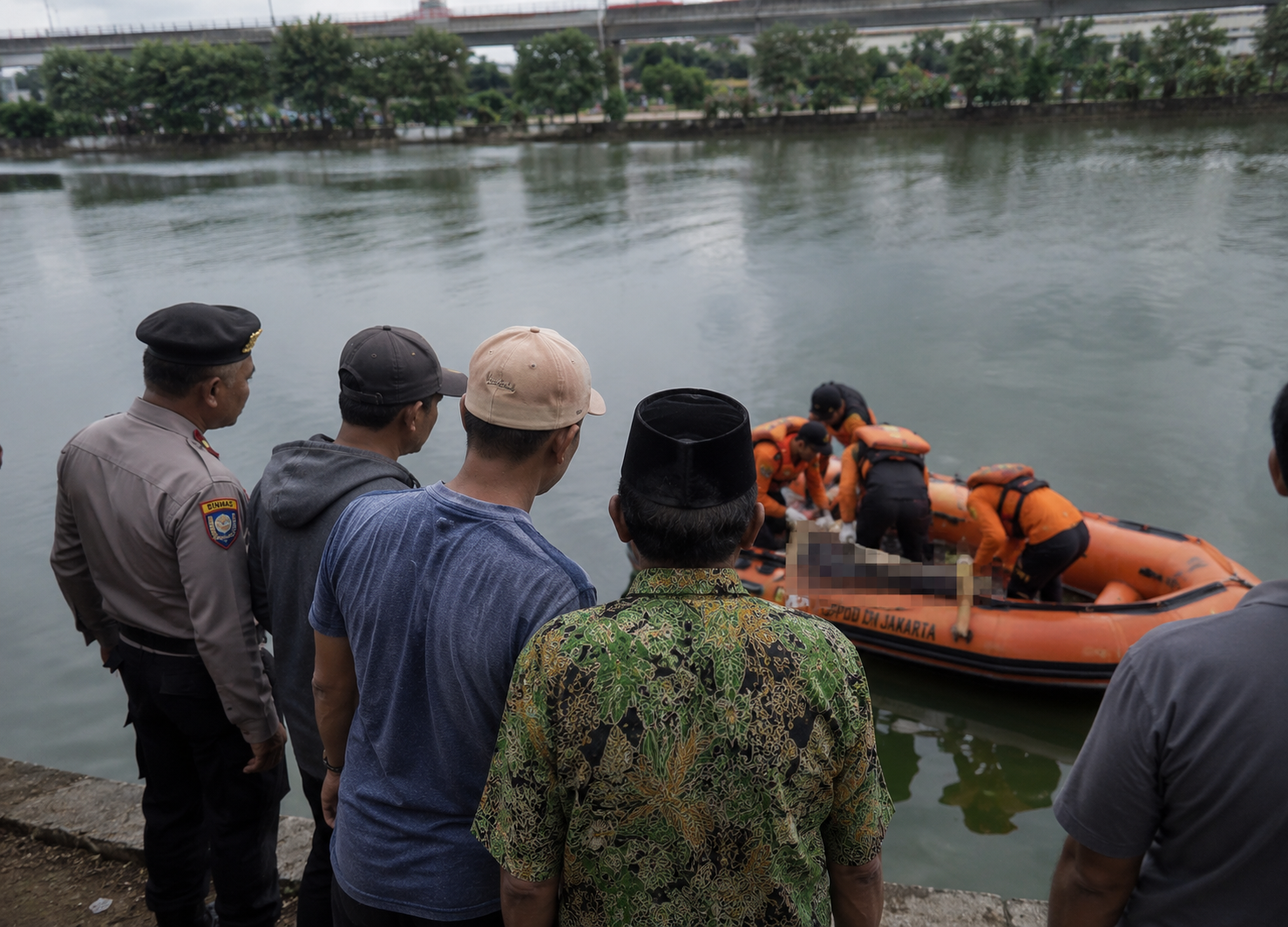 Mayat pria ditemukan mengambang